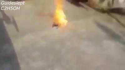 Clip: Kinh hoàng pin điện thoại nổ tung sau khi bị búa đập