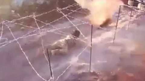 Video: IS dùng AK47 huấn luyện chiến binh nhí bò dưới dây thép gai