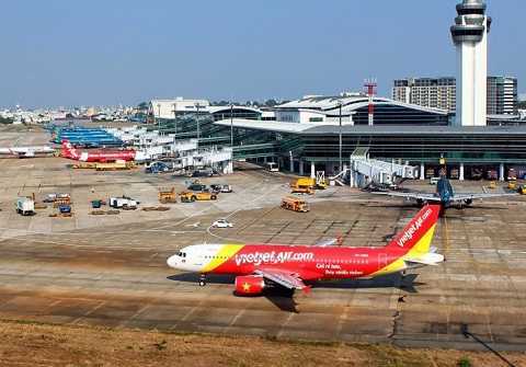 Mưa ngập 'uy hiếp' an toàn bay tại sân bay Tân Sơn Nhất