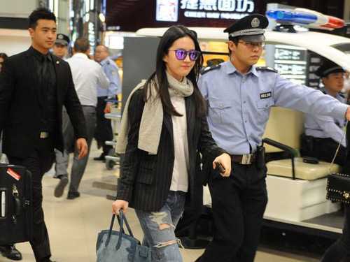 Cảnh sát đích thân hộ tống cho Lưu Diệc Phi