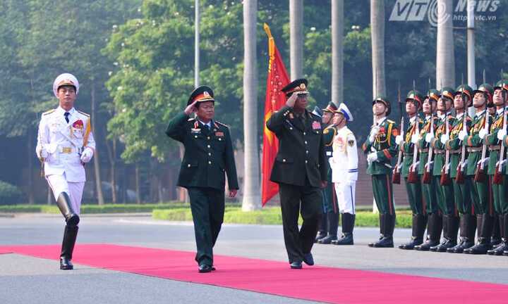 Đại tướng Đỗ Bá Tỵ tiếp Tổng tham mưu trưởng Quân đội Lào