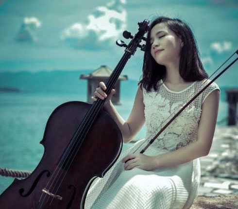 Nghệ sỹ Cello Đinh Hoài Xuân mơ màng quyến rũ trước biển