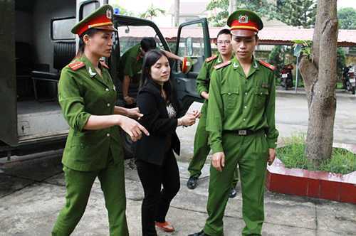 Nữ giáo viên giỏi 'cầm' bằng đại học lừa tiền phụ huynh