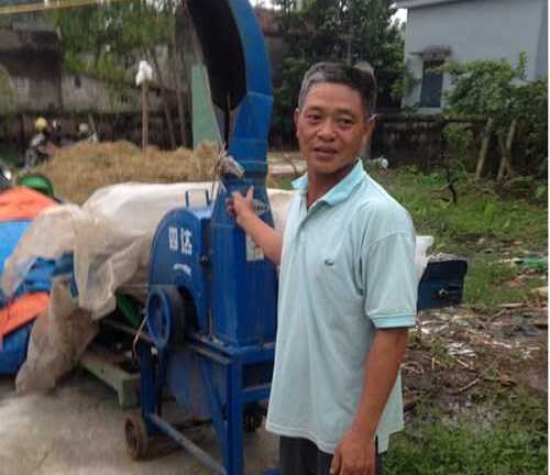 Ông 'Toàn máy tuốt' gom rơm chế biến thành 'vàng'