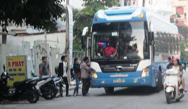 Bất chấp lệnh cấm của chủ tịch tỉnh, 'xe dù bến cóc' vẫn công khai lộng hành