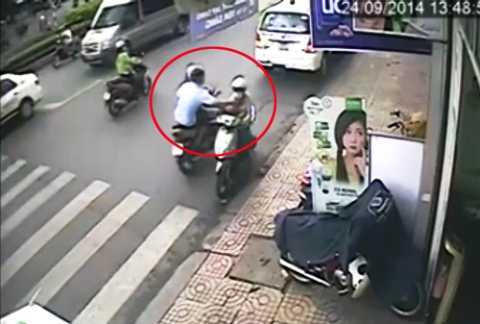 Hai thanh niên cướp giật dây chuyền vàng trên phố thủ đô