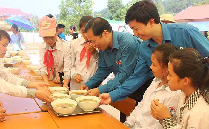 Bí thư Trung ương Đoàn đưa từng bát phở phục vụ học sinh miền núi