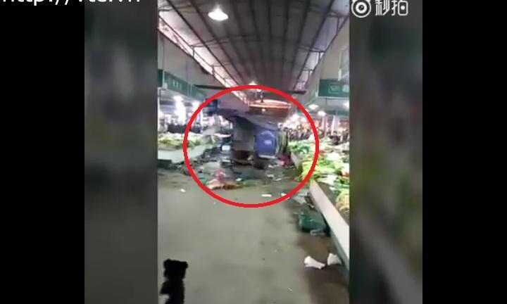 Clip: Khiếp đảm cảnh xe ba gác xoay điên cuồng trong chợ