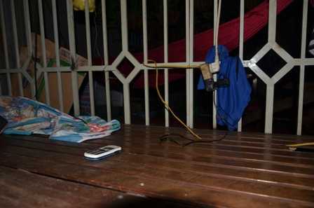 Chơi điện thoại đang sạc, bé trai bị điện giật chết