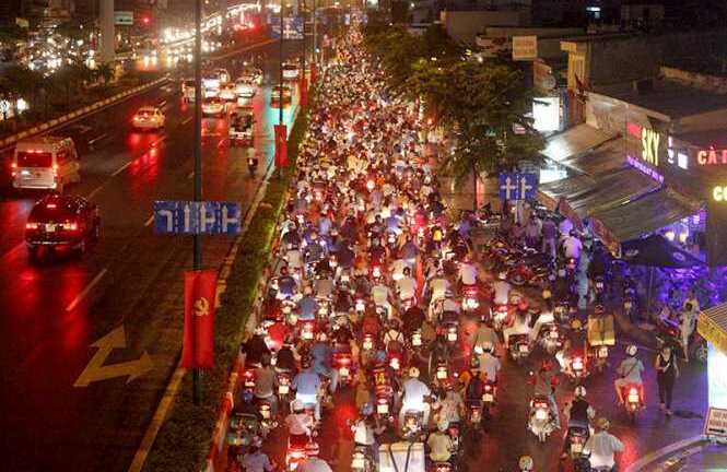 Hàng xe nối đuôi, nhích từng mét qua đại lộ đẹp nhất TP.HCM