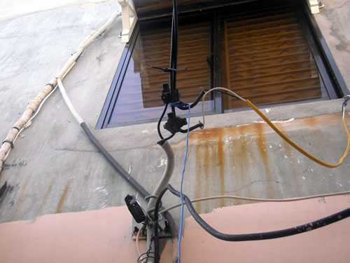 Bị phát hiện câu trộm điện, chủ nhà nhốt 2 kiểm tra viên