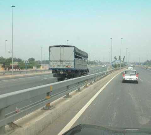 Lộ diện xe tải 36C-02492 phóng ngược chiều như bay trên cao tốc Nhật Tân - Nội Bài