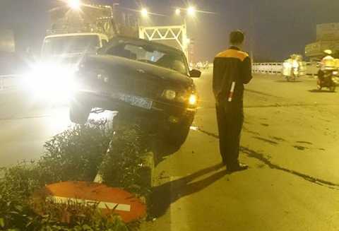 Xe biển xanh 'bay' lên dải phân cách cầu Chương Dương