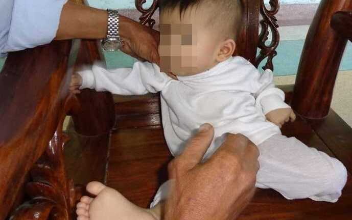 Bé gái kháu khỉnh bị bỏ rơi, nhiều người 'nườm nượp' xin nuôi