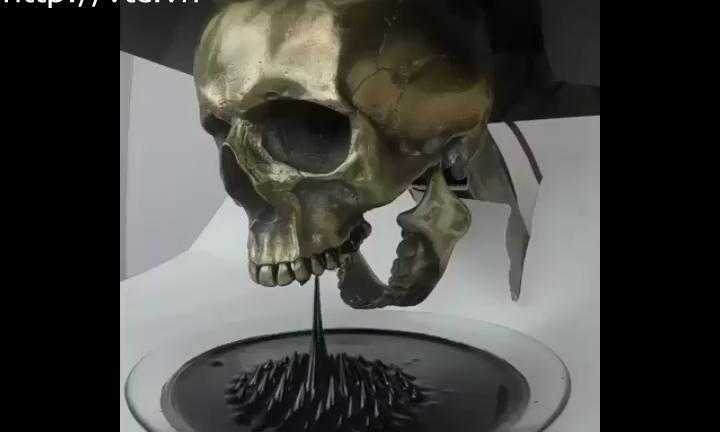 Clip: Tròn mắt xem hợp chất ‘ma thuật’ tuôn ra từ miệng đầu lâu