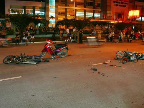Xe máy tông xe đạp điện, 2 nữ sinh chết thảm thương