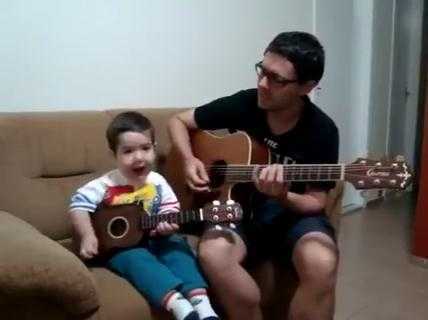 Clip bố và con ‘song kiếm hợp bích’ siêu đáng yêu