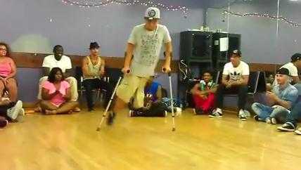 Clip: Thán phục chàng trai một chân nhảy hip hop cực ngầu