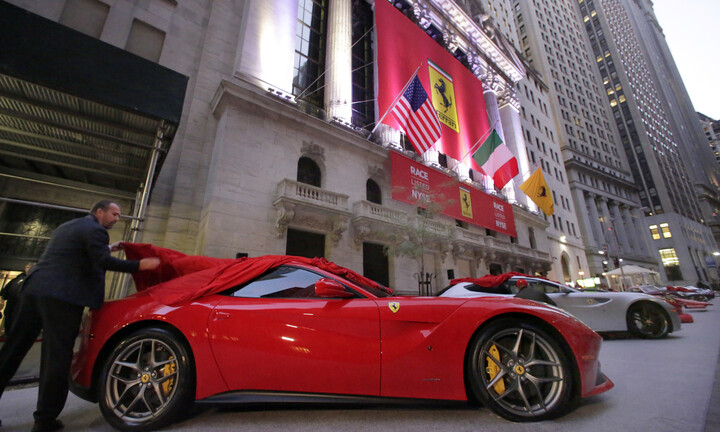 Siêu xe Ferrari vừa 'lên sàn' đã gây sốt