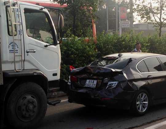 Tai nạn liên hoàn, xe 2 tỷ đồng bị biến dạng