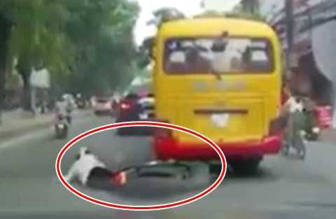 Video: Xe máy vượt phải, chui vào gầm xe buýt ở Hà Nội