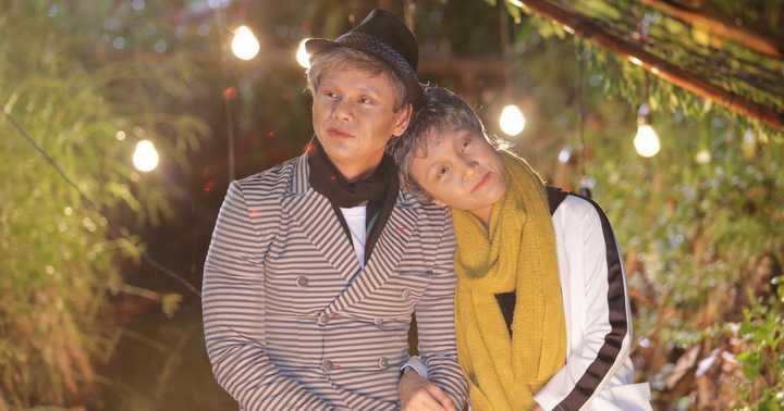 Vợ chồng Phan Đinh Tùng hoá thành ông bà lão tình tứ