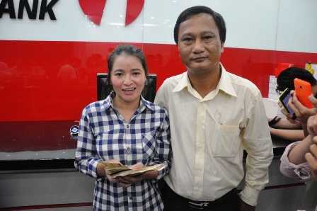 5 triệu yên trong thùng loa cũ: Chị Hồng bật khóc nhận được tiền đổi mới