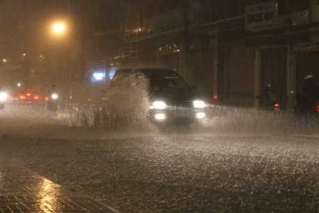 Người Sài Gòn 'lao như bay' trên đường phố ngập nước