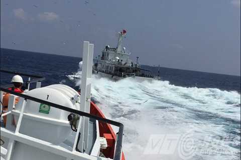 Phút nguy hiểm tàu cứu hộ Việt Nam bị tàu Trung Quốc 'cắt mặt' khi cứu nạn ở Hoàng Sa