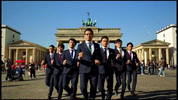 Video: Nhóm nhạc Nhật nhảy robot khuynh đảo đường phố Paris