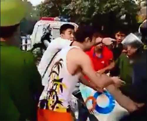 Nhóm côn đồ hung hăng cản trở, chỉ tay xúc phạm cảnh sát