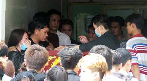 2 cô gái đâm chết chàng trai ở vòng xoay Dân Chủ: Bạn bè nức nở xót thương