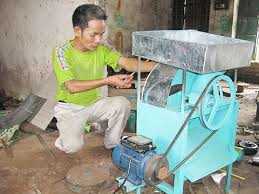 Ông Sành 'khùng' chế tác máy cắt hành tự động