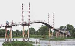 Cầu dây văng dài nhất Long An chờ sập