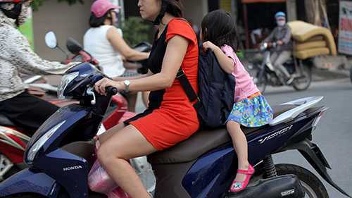 Cha mẹ 'treo' tính mạng con trên xe