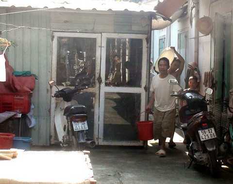 TP.HCM: Cắt nước dài hơn dự kiến, dân khốn khổ chạy xin từng thùng