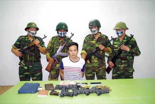 Người đàn ông Trung Quốc mang 5 khẩu súng quân dụng qua biên giới