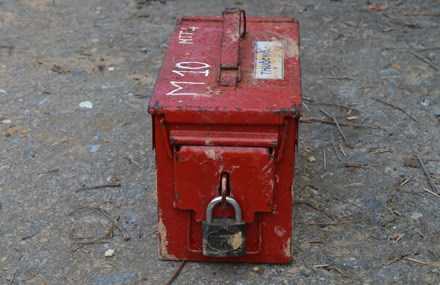 Truy tìm két sắt đựng 18 thỏi thuốc nổ