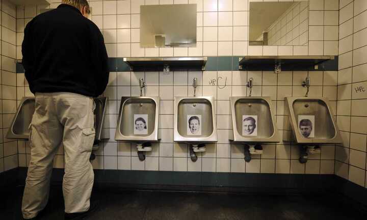 Gây khủng hoảng, chủ ngân hàng bị dán ảnh vào bồn cầu