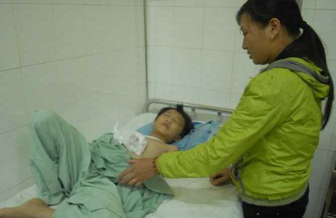 Cục sạc đèn pin phát nổ, bé trai 8 tuổi dập nát bàn tay