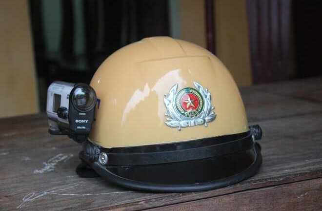 CSGT Thanh Hóa gắn camera lên mũ bảo hiểm