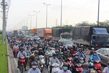 Ôtô tông xe tải, xa lộ Hà Nội ùn ứ cả buổi sáng