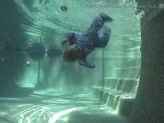 Kỹ năng kỳ diệu cứu mạng trẻ sơ sinh khi bị ngã xuống nước