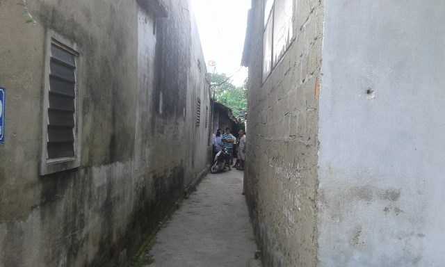 Tự đâm vào ngực rồi cố thủ trong nhà gây náo loạn