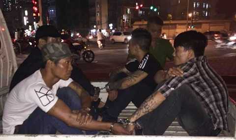 Hà Nội: Mang theo còng số 8, dùi cui điện, ma túy đi lượn phố