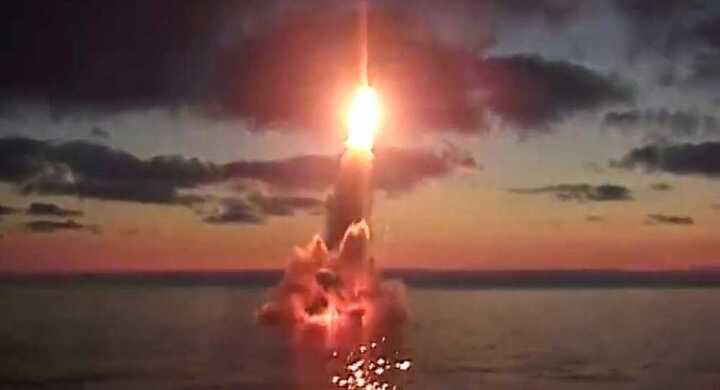 Video: Choáng ngợp cảnh tên lửa chống hạm Nga lặn xuống biển, lao vọt lên trời