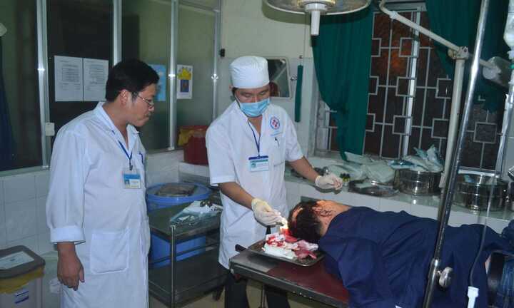 Côn đồ vác dao vào bệnh viện truy sát, phòng cấp cứu tan hoang