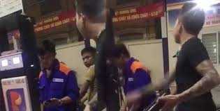 Thực hư việc đổ 56 lít xăng cho bình 50 lít