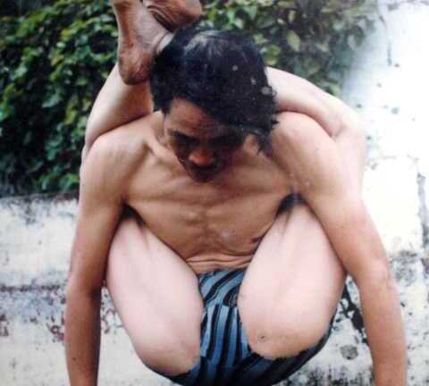 'Dị nhân' yoga ở Hà Nội: Tự rửa nội tạng, vận khí cho võ sư đánh