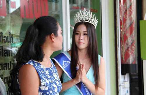 Hoa hậu 'nhặt rác' không bị tước ngôi vị dù gian dối